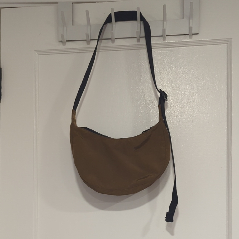 Baggu β‘ Olive π« Small Nylon Crescent Bag - Picture 3 of 4